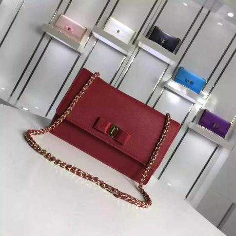 ブランド国内 フェラガモ Ferragamo   ショルダーバッグ  斜めがけショルダーコピー代引き安全口コミ後払い