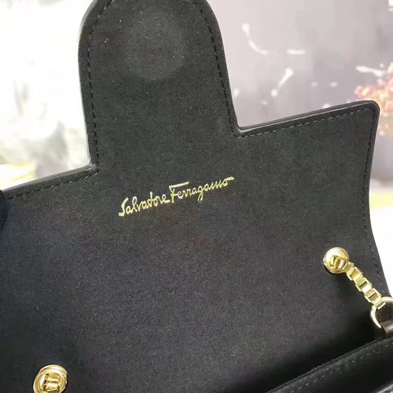 ブランド国内 フェラガモ Ferragamo  21F893-2 レディース 斜めがけショルダーコピー代引き国内発送