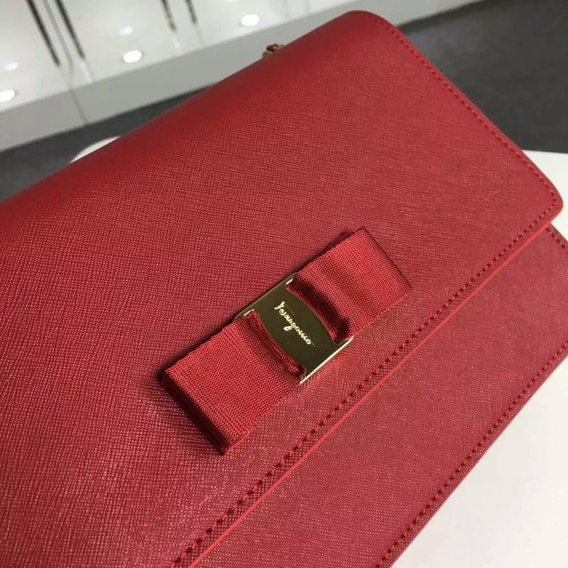 ブランド国内 フェラガモ Ferragamo   ショルダーバッグ  斜めがけショルダーコピー代引き安全口コミ後払い
