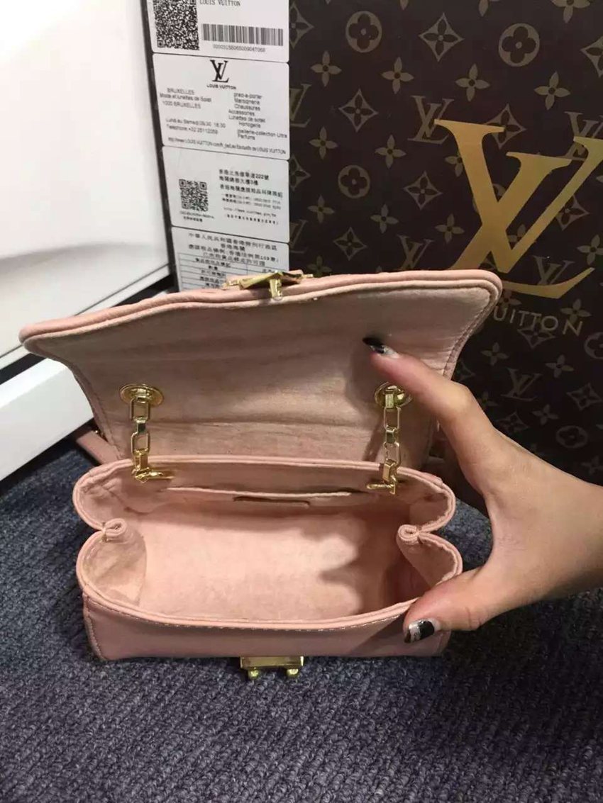 送料無料ルイヴィトン  LOUIS VUITTON  M94552-4  ショルダーバッグ  斜めがけショルダースーパーコピーバッグ激安販売専門店